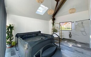 Indoor spa tub