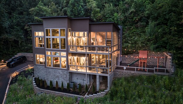 A beautiful contemporary style cabin with 2 levels of entertainment!