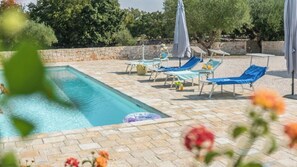 Vista piscina, lettini, ombrelloni
