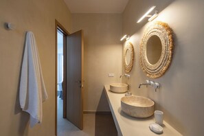 Bathroom ensuite in the master bedroom