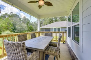Deck | Outdoor Dining Area | Free WiFi