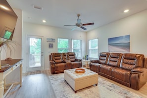 Living Room | Flat-Screen TV | Central Air Conditioning