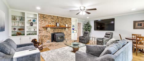 Fayetteville Vacation Rental | 4BR | 4BA | 2 Steps Required | 5,000 Sq Ft
