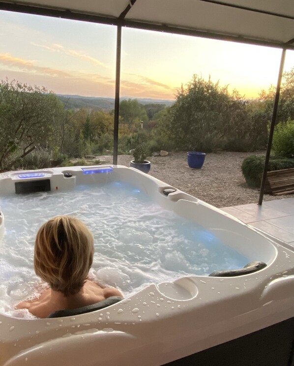 Outdoor spa tub