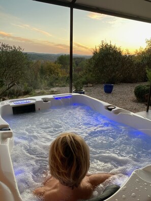 Outdoor spa tub