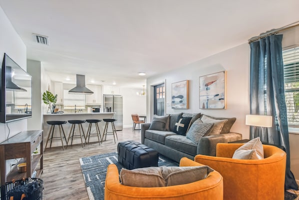 Comfy & Cozy - Open concept Livingroom, dining room & kitchen w/Smart TV