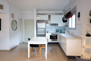 Full kitchen