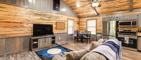 Broken Bow Vacation Rental | 1BR | 1BA | 5 Stairs to Access | 620 Sq Ft