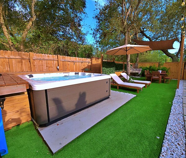 Outdoor spa tub