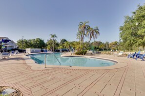 Community Outdoor Pool | ~22 Mi to Universal Studios