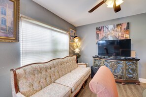 Living Room | Free WiFi | Flat-Screen TV