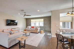 Living Room | Free WiFi | Smart TV | Central A/C & Heat