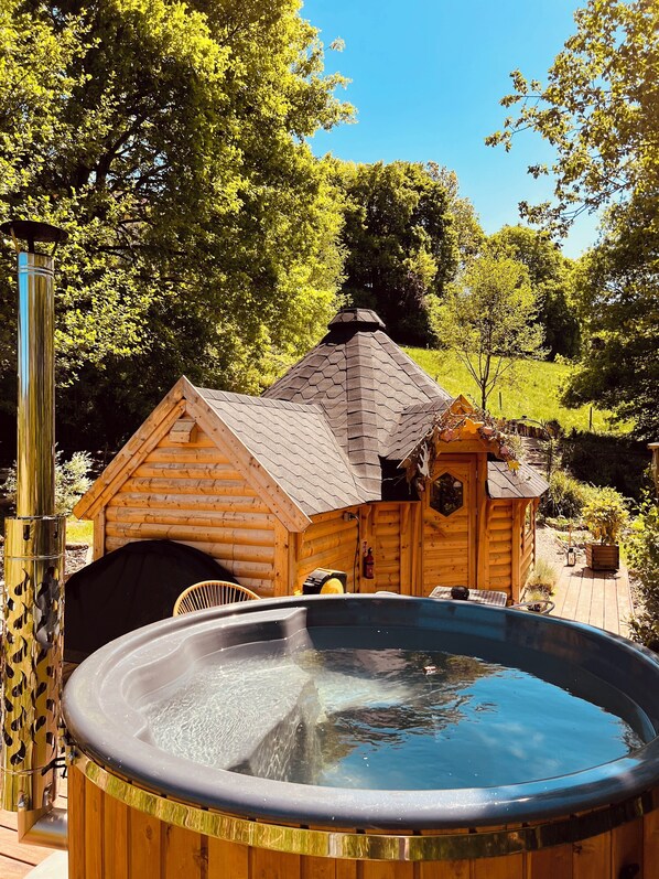 Outdoor spa tub