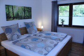 FeWo Sauerland Feeling, 80 qm, 2 Schlafzimmer, Terrasse mit Garten, max. 4 Personen-Schlafzimmer 1