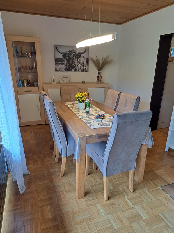 FeWo Sauerland Feeling, 80 qm, 2 Schlafzimmer, Terrasse mit Garten, max. 4 Personen-Esszimmer