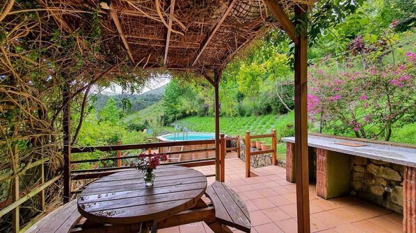 Zona de barbacoa,Jardín,Balcón / terraza,Vista al jardín,Vista a la piscina