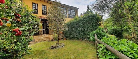 Edificio de propiedad,Zona de barbacoa,Jardín,Balcón / terraza,Vista al jardín