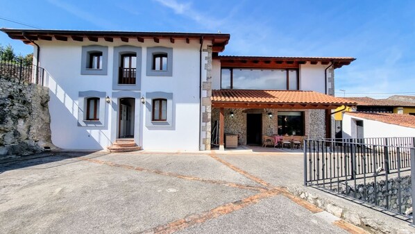 Edificio de propiedad,Fachada / entrada,Balcón / terraza