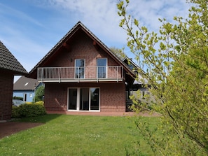 Pflanze, Wolke, Himmel, Gebäude, Fenster, Haus, Holz, Grundstueck, Baum, Gras