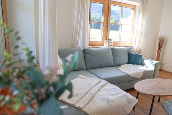 Ferienwohnung Zinken  mit Balkon, 2 Personen, 60 qm-Wohnzimmer