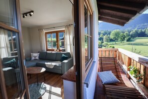 Ferienwohnung Kehlstein für 2 Personen, 55qm-Wohnzimmer und Balkon