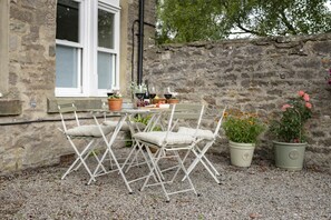 Number Three, West Witton: Gravelled outside seating area