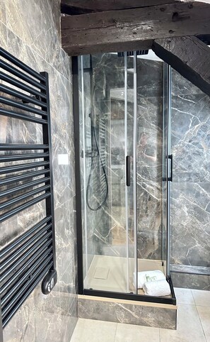 Your showers will never be the same in this well equipped bathroom !