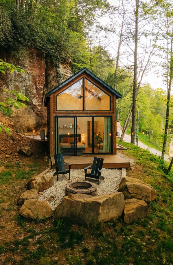 Welcome to The Taoist at Rock Haven. Located very close to the popular Red River Gorge nestled up to a magnificent cliff face with memorable views.