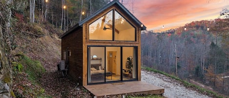 Welcome to The Naturalist cabin! Located close to the popular Red River Gorge.