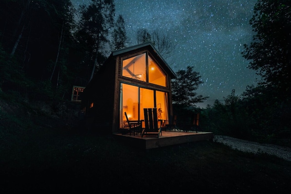 Welcome to The Stoic cabin! Located very close to the popular Red River Gorge.