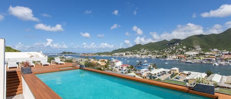 Piscine sur le toit et jacuzzi