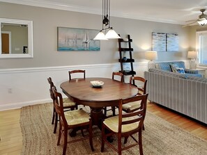 The dining area with seating for 6