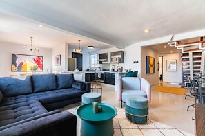 This family-friendly penthouse is ready to host your group in the heart of Roma!