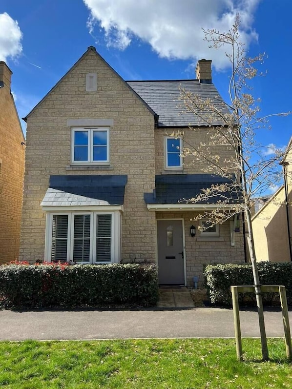 Kingfisher Cottage - recently updated with all new carpets, floorings and furniture.