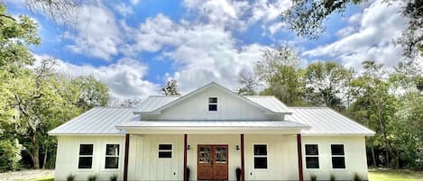 Gorgeous Wooded Retreat - The Oaks!