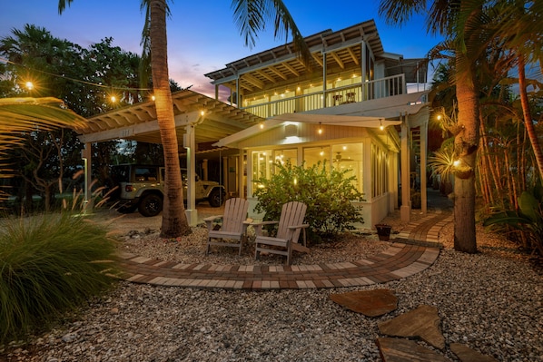 Siesta Key Vacation Rental | 4BR | 3BA | 2,300 Sq Ft | 1 Step Required