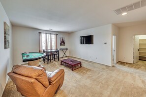 Additional Living Space | 2nd Floor | Poker Table | Free WiFi