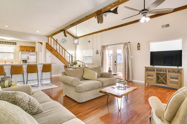 Barataria Vacation Rental | 1,200 Sq Ft | 2BR | 3BA | Stairs Required