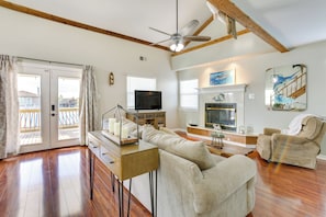 Living Room | Smart TV | Wood-Burning Fireplace | Free WiFi | Central Heat & A/C