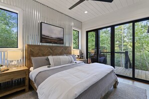 King Suite: Relax in style with stunning views and modern decor in this inviting retreat!