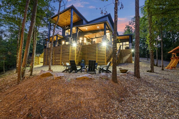 Outdoor Lounge: Gather around the fire pit under the stars for unforgettable evenings!