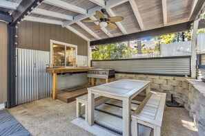 Outdoor Kitchen Space w/ Grill