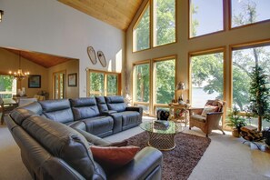 Living Room | Smart TV | WiFi | Fireplace | Window A/C Units | Lake Views