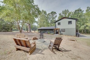 Fire Pit | Charcoal Grill | Outdoor Seating