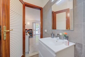 Badezimmer mit Dusche
