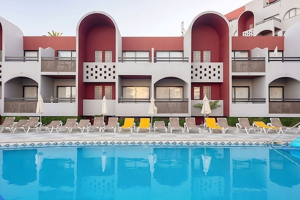 Outdoor swimming pool