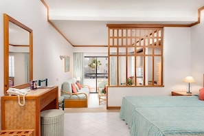 Unit with Single beds and seating area