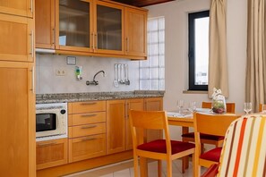 Full kitchen