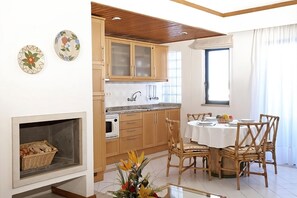 Full kitchen and dining table
