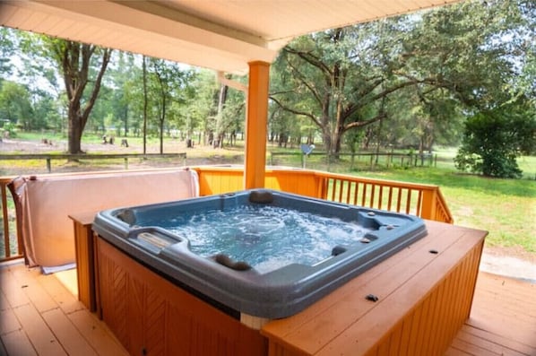 Outdoor spa tub